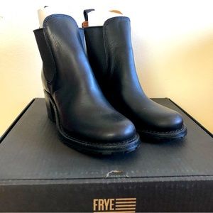 Frye Women’s Sabrina Chelsea Boot in Black Leather Size 8